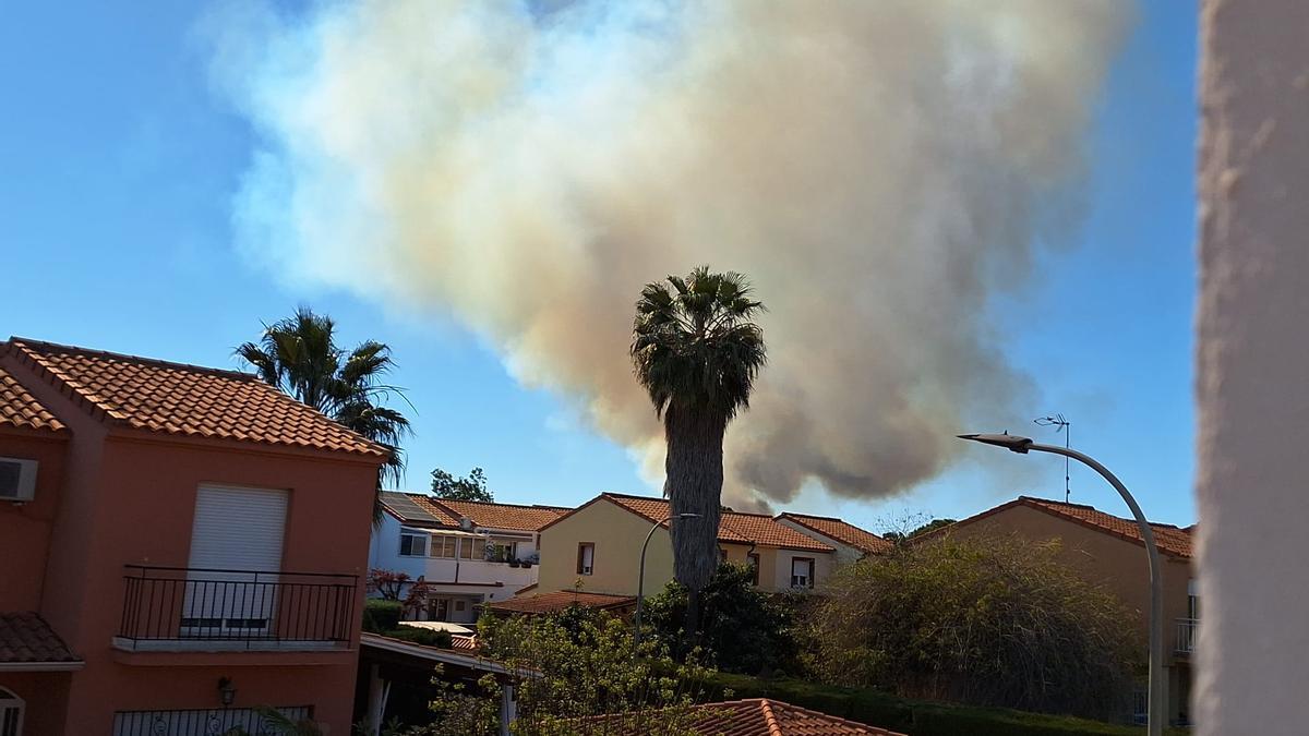 El incendio visto desde la Urbanización Camp de Túria, en la Pobla de Vallbona.