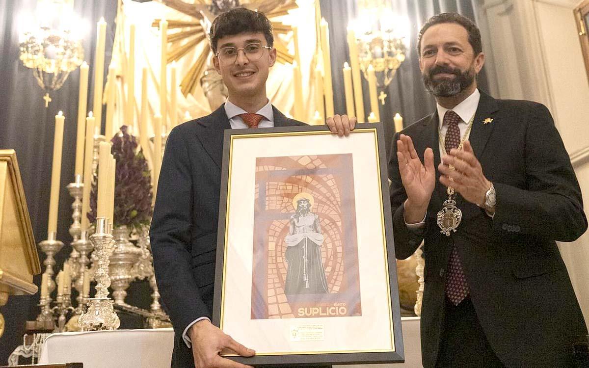 Pablo Gutiérrez, con el hermano mayor de Zamarrilla y su cartel del Viacrucis de Jesús del Santo Suplicio, este 2026.