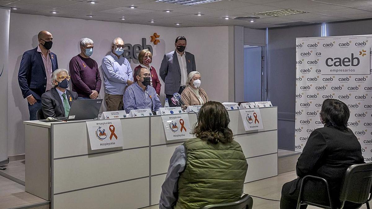 Los representantes de la plataforma Schola Libera, ayer en Palma.