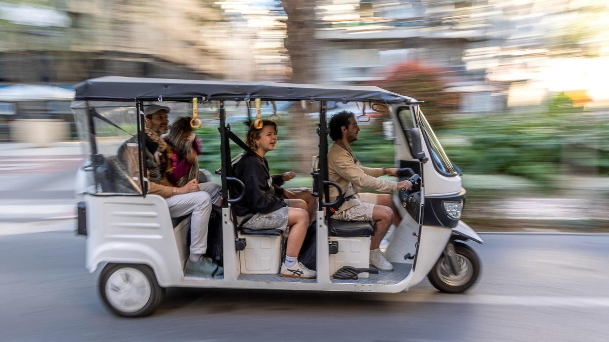 Los tuctucs reinan en Alicante mientras la regulación espera