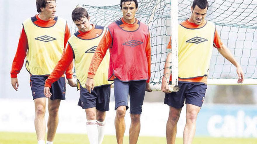 Michu, Abalo, Noguerol y Túñez transportan una portería durante un entrenamiento en A Madroa. // Ricardo Grobas