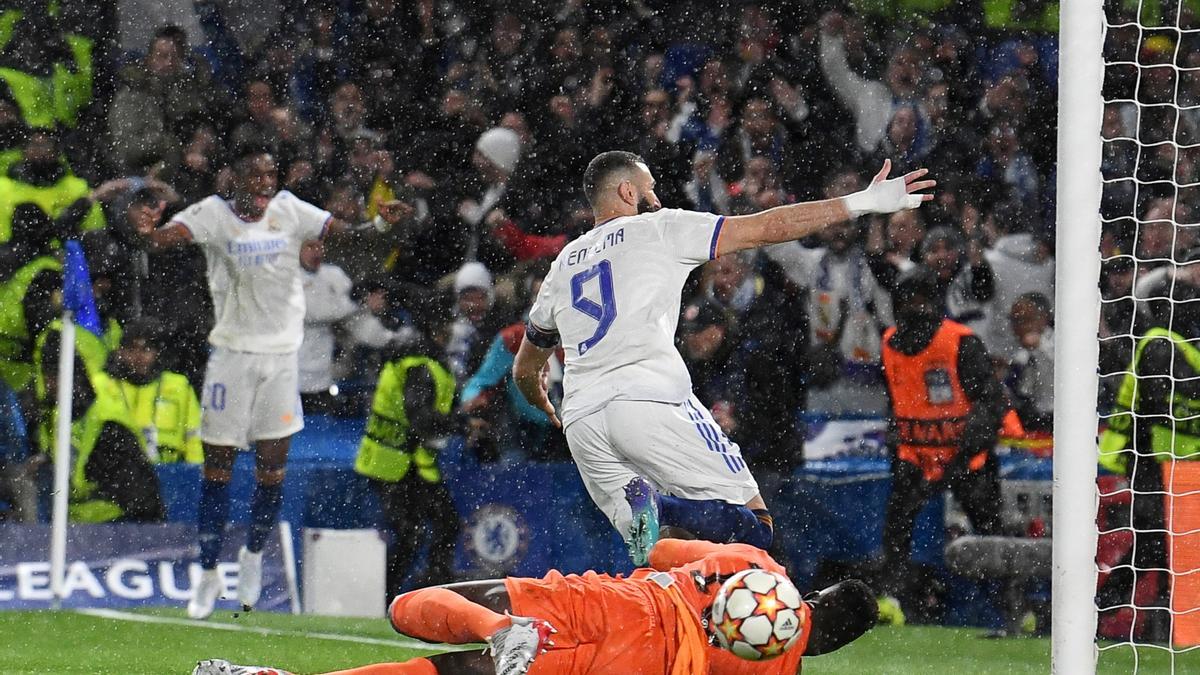Karim Benzema celebra un gol ante el Chelsea.