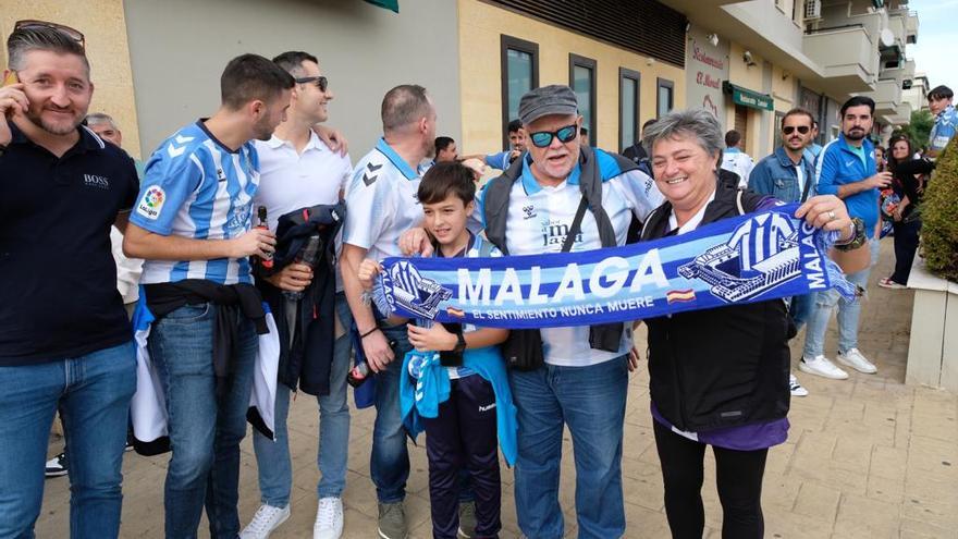 Los aficionados disfrutan de la previa del derbi en Antequera