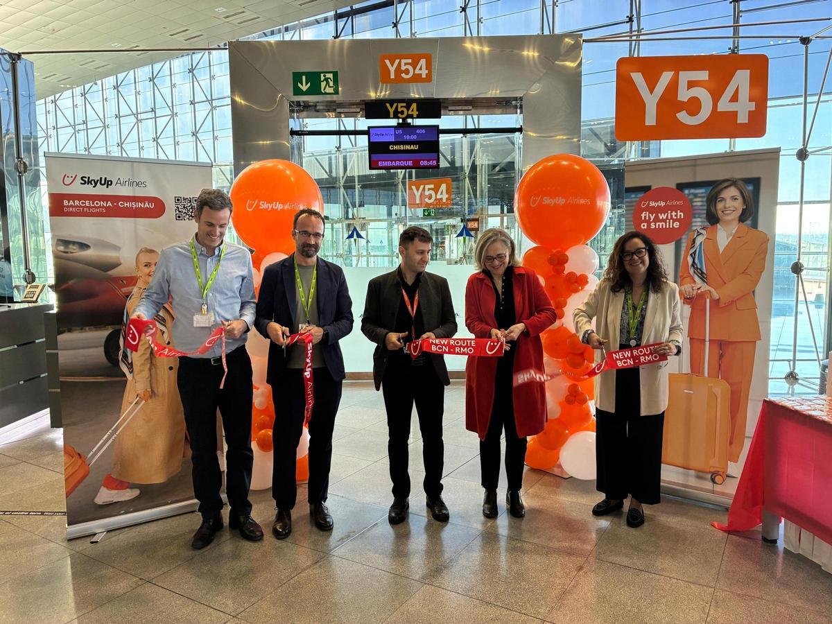 Los representantes de la compañía aérea SkyUp celebran la conexión del nuevo vuelo entre Barcelona y Chisináu, en el aeropuerto de El Prat.