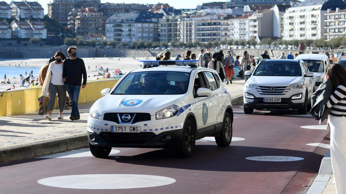 Un coche patrulla de la Policía Local de Sanxenxo en labores de vigilancia, el pasado verano.