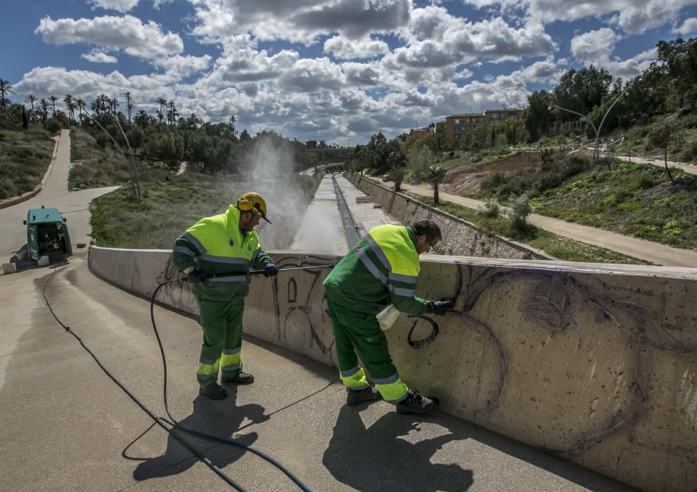 En lucha contra los grafitis en Elche