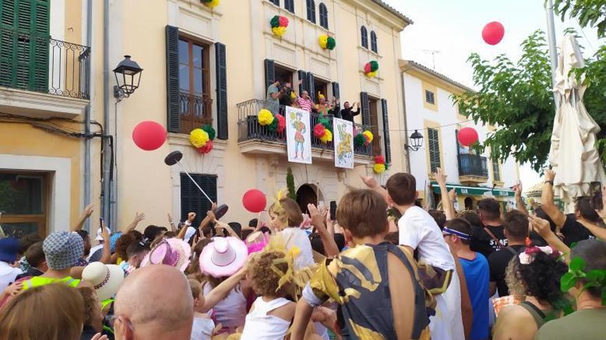 Un momento del pregón carnavalesco. | JOAN PONS