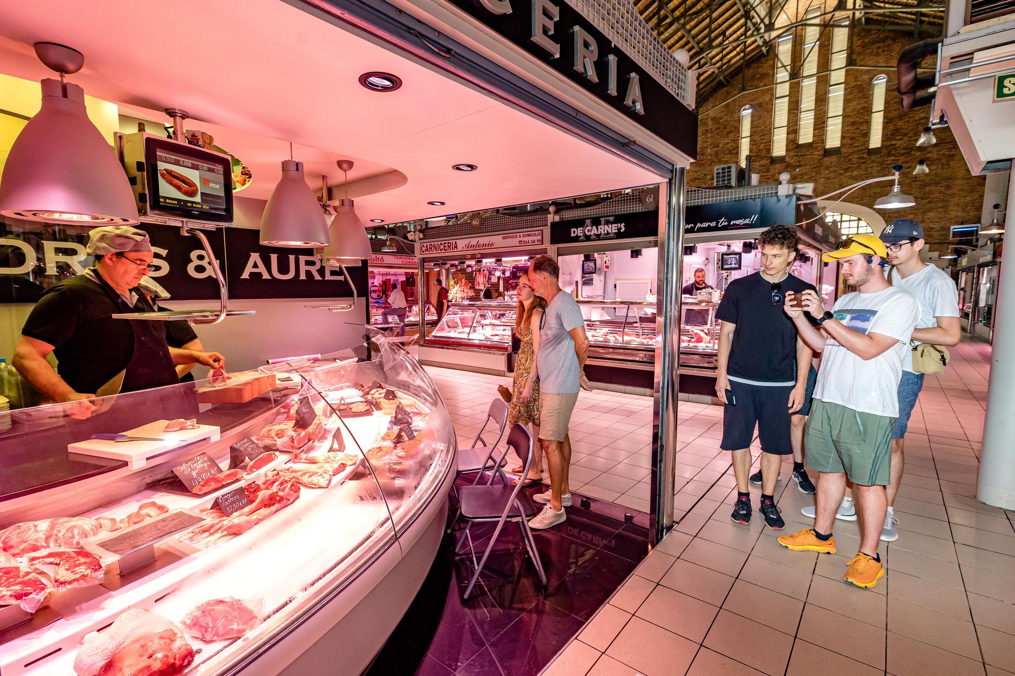 Extranjeros compran en el Mercado Central de Alicante