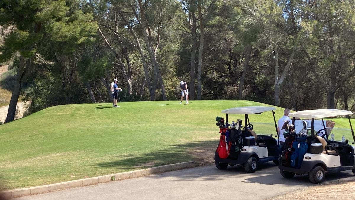 El tee de salinda del hoyo 5 del campo de golf de Campomor en Orihuela Costa