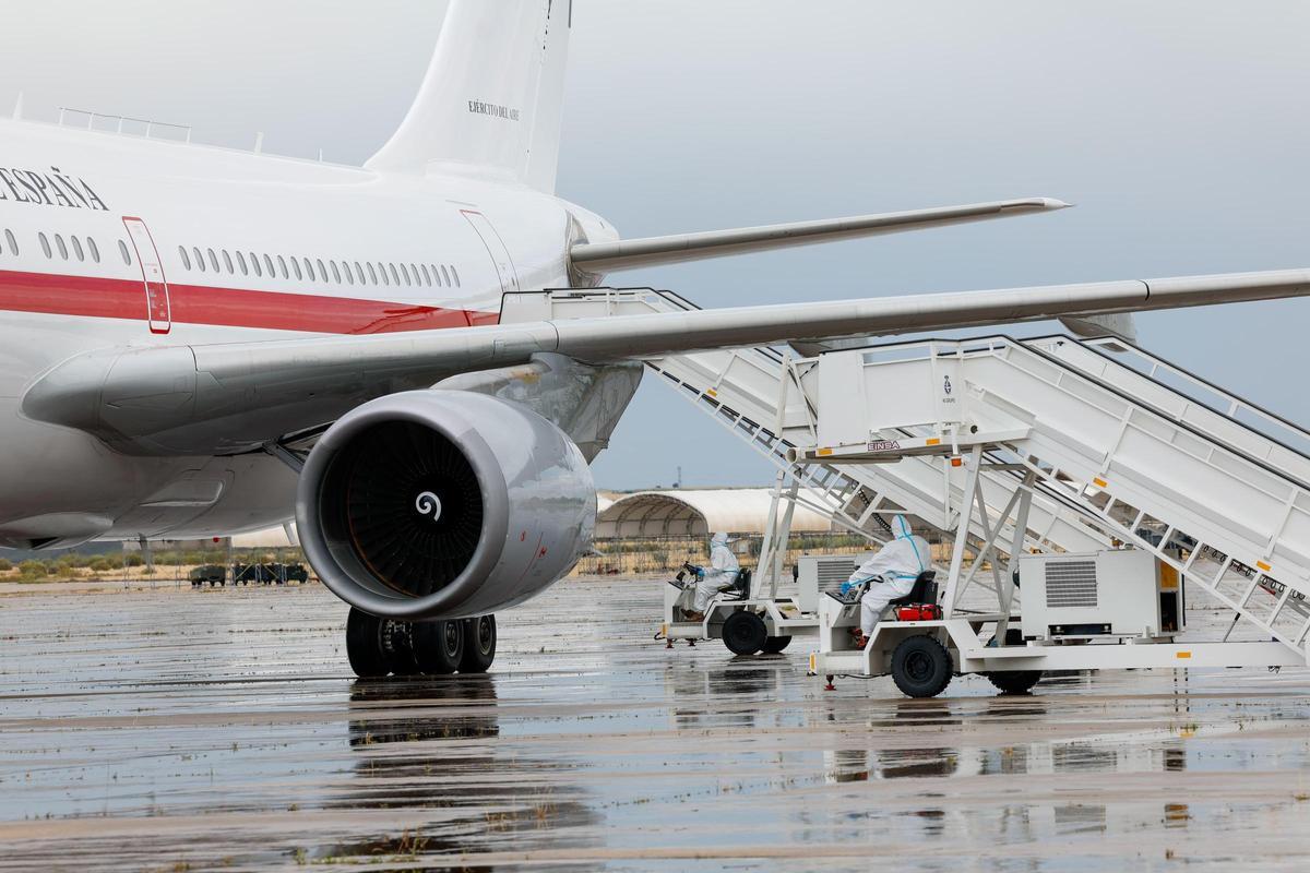 La llegada de los 14 pasajeros españoles del MV Hondius a la base aérea madrileña de Torrejón, en imágenes