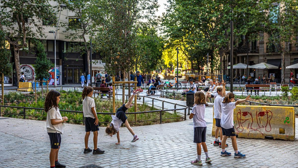 Varios niños juegan en la calle, una escena que retorna al Eixample al cabo de medio siglo.
