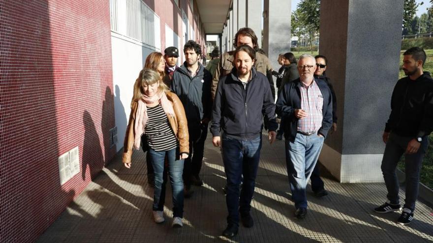 Pablo Igesias esta mañana en Navia. // C. Graña