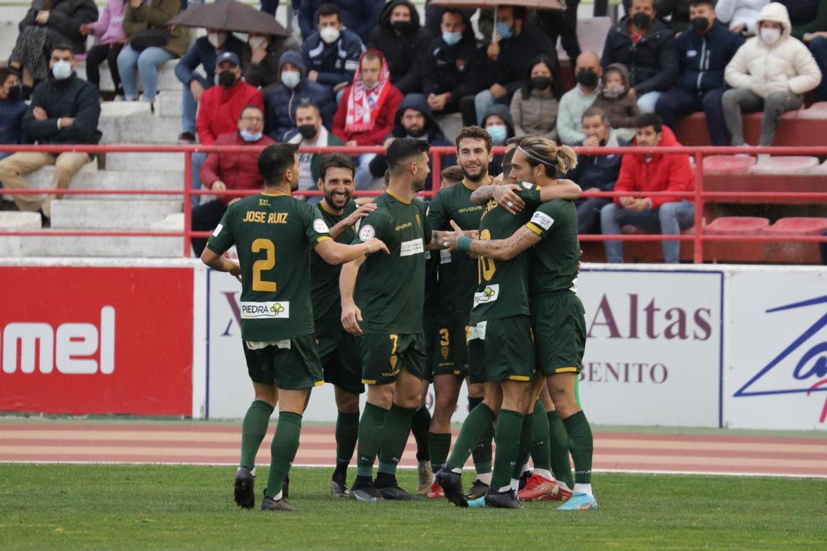 Gudelj celebra su único gol con el Córdoba CF, en Don Benito.