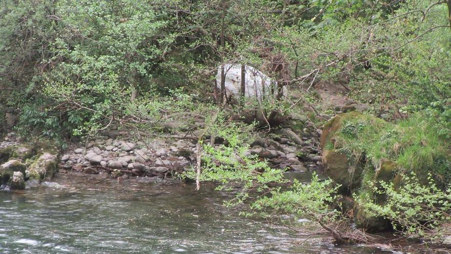 Retirado el misterioso &quot;paquete&quot; que reposaba bajo El Puentón de Cangas de Onís (y ya se sabe qué contenía)