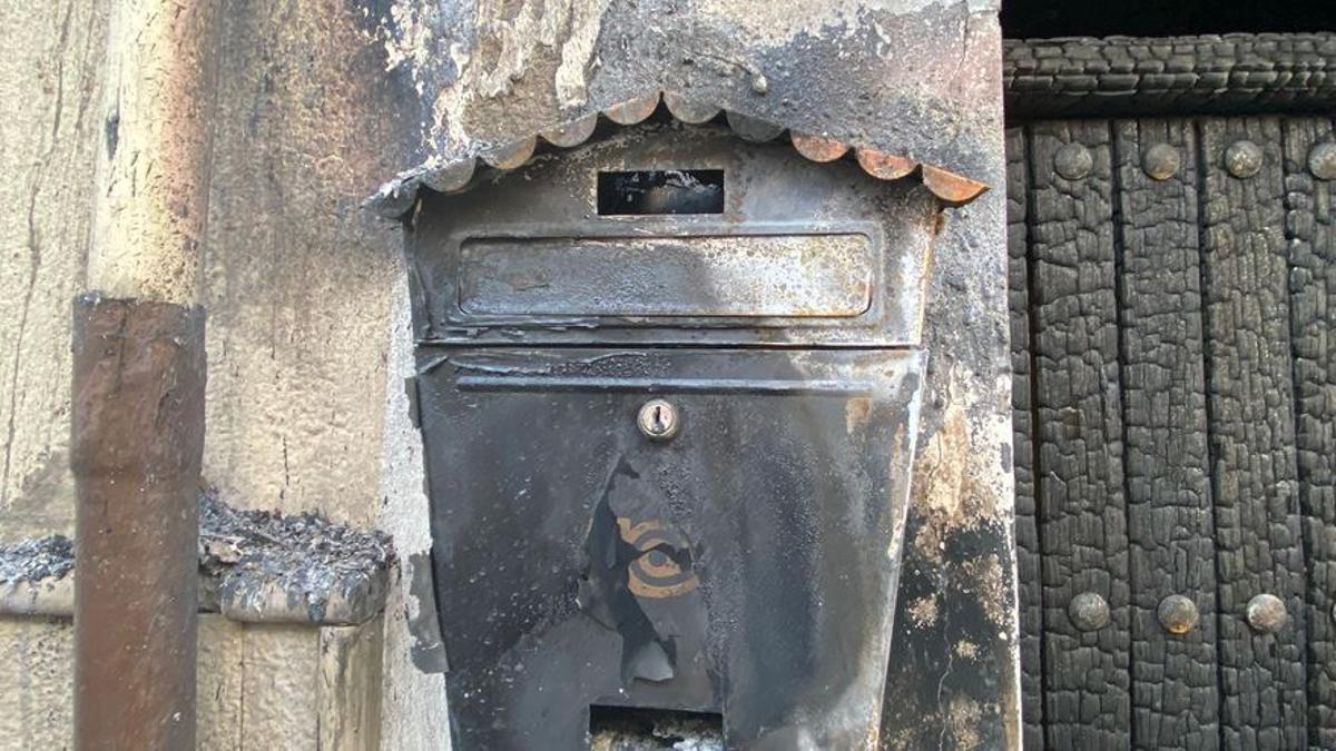 El buzón de la vivienda quedó totalmente quemado tras el ataque.
