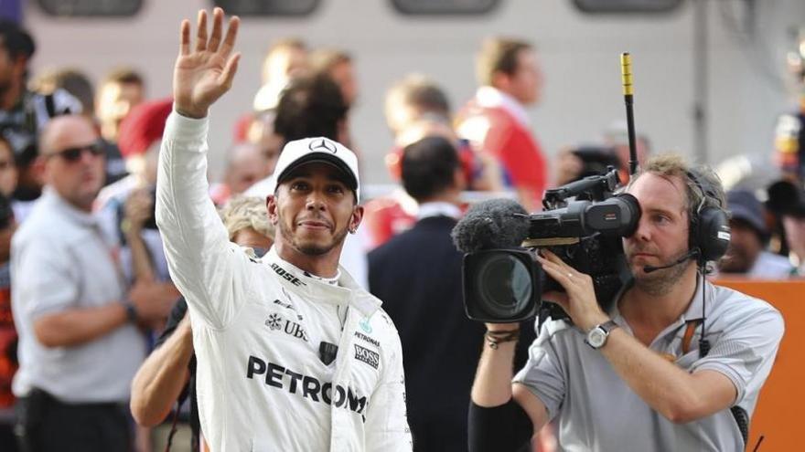 Hamilton logra la &#039;pole&#039; en Malasia con nueva ayuda de Ferrari