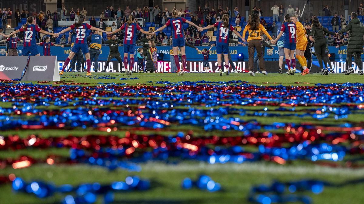 Las jugadoras azulgrana en el centro del estadio Johan Cruyff celebrando la quinta liga F consecutiva