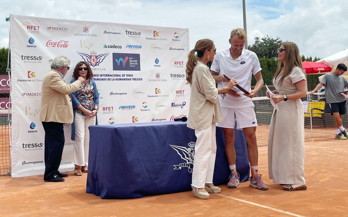 Kuhn recibe el trofeo de ganador.