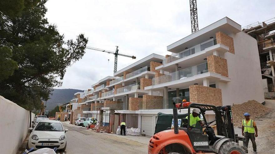 Obras de finalización de la primera fase de Vadella 64. Detrás aparece la estructura de la siguiente fase.