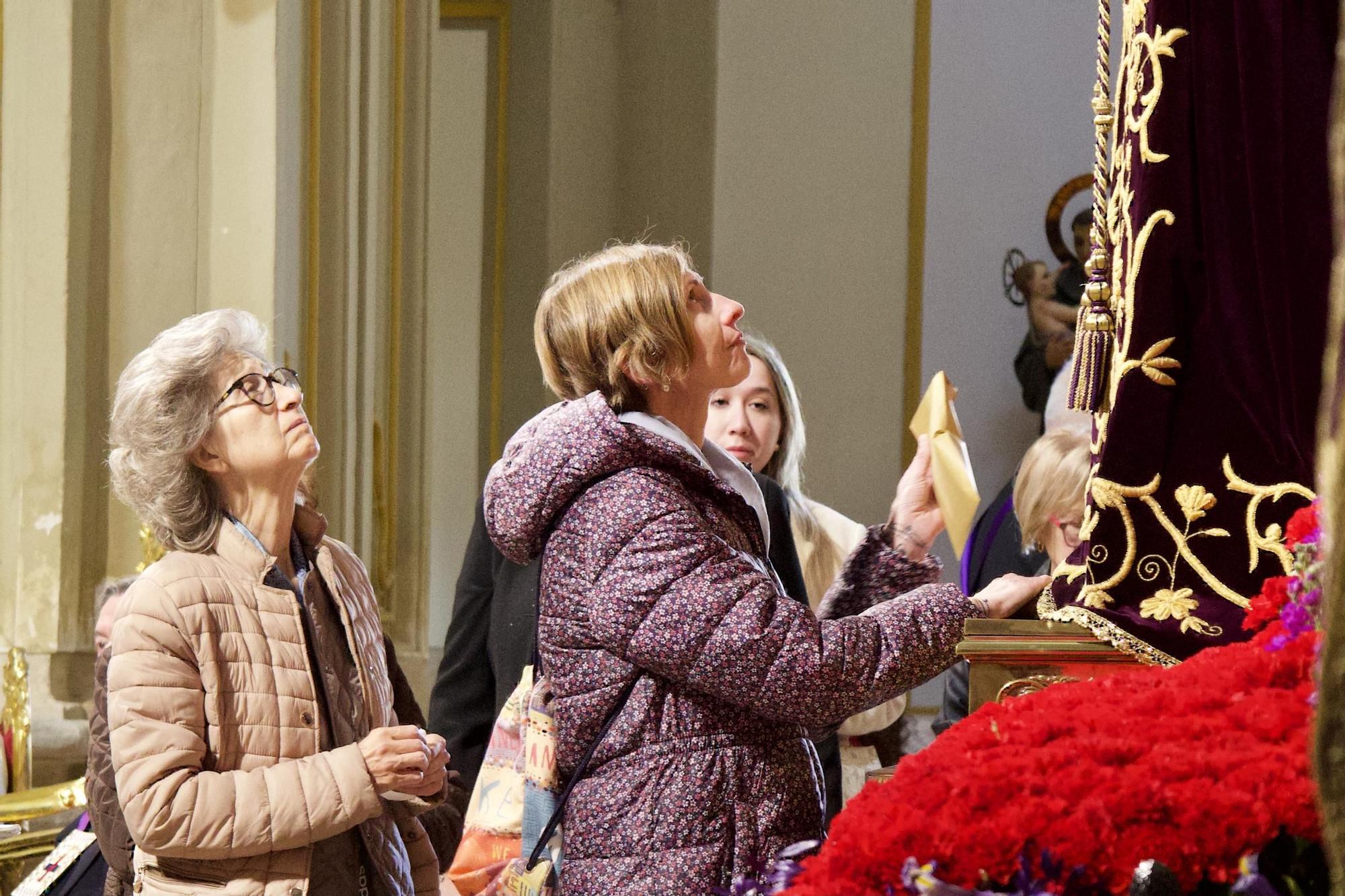 Tradicional Besapié del Cristo del Rescate en Murcia.