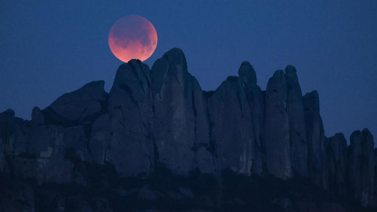 Timelapse del eclipse de Luna sobre Montserrat.