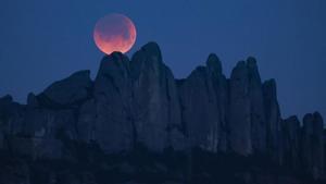 Eclipsi lunar: la ‘lluna de sang’ cobreix Catalunya | FOTOS