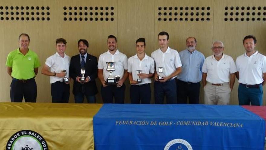 El equipo de Alenda Golf en el momento de recibir sus copas como ganadores de la prueba.