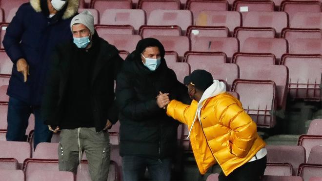 Leo Messi y Ansu Fati se saludaron en la grada