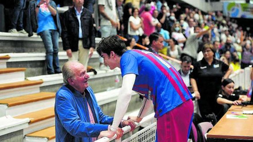Espectador de lujo en el partido de balonmano de su nieto Pablo Urdangarin