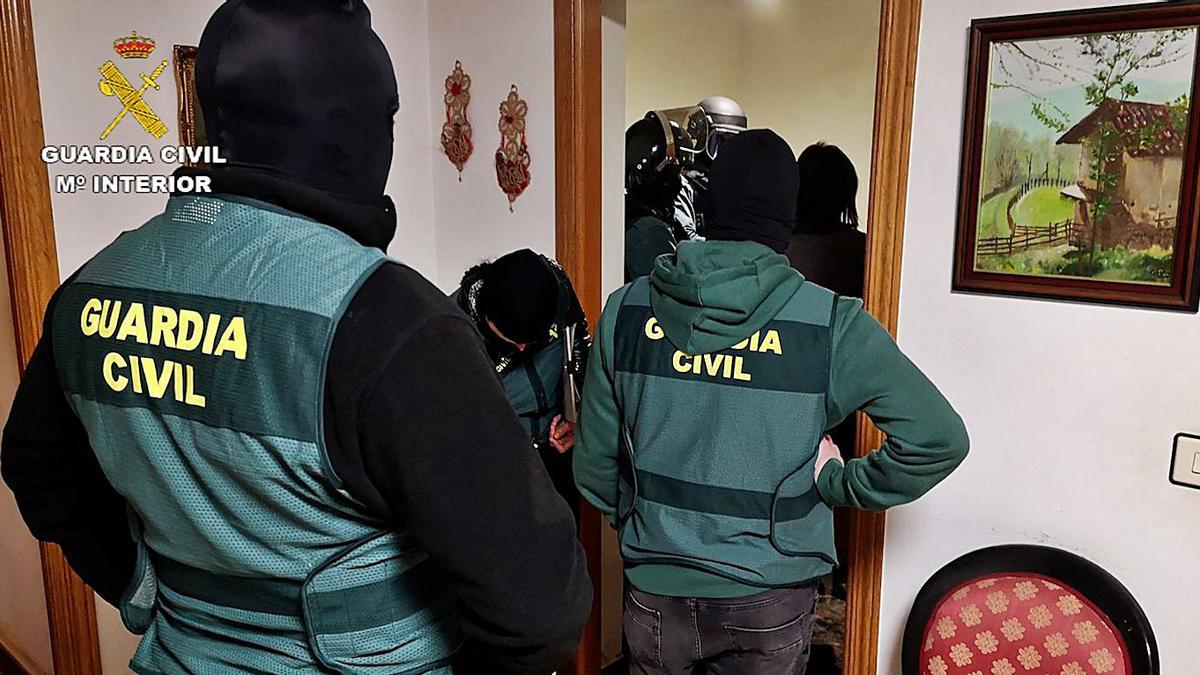 Agentes de la Guardia Civil en uno de los registros efectuados en la capital y la provincia.