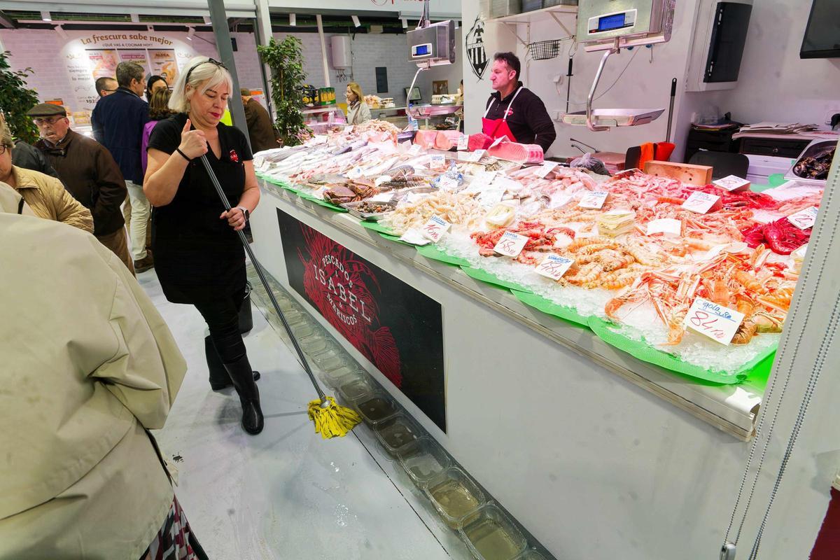 El mercado provisional, luminoso y con 42 paradas, aprueba 'con nota'