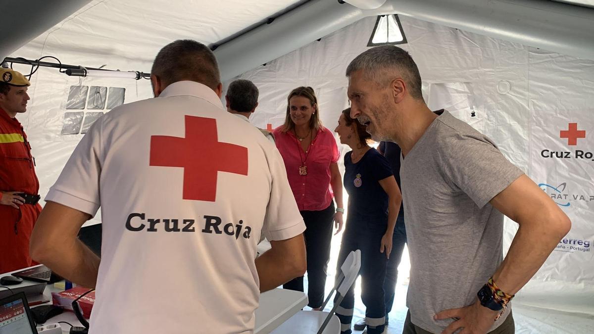 El ministro del Interior, Fernando Grande-Marlaska, durante su visita al puesto de mando en la zona de Casas de Miravete afectada por el incendio.