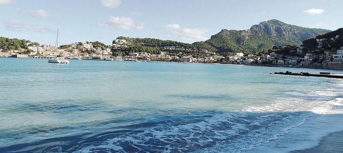 Abkühlung am Zielort der Wanderung: der Strand von Port de Sóller, im Hintergrund der Puig de Bàlitx.