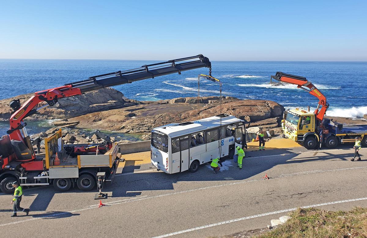 BAIONA (CABO SILLEIRO). ACCIDENTE DE TRAFICO DE UN AUTOBUS (O MICROBUS) DE LA COMPAÑIA LUGOVE QUE HACIA EL TRAYECTO BAIONA - A GUARDA, CON SUS CUATRO OCUPANTES HERIDOS.