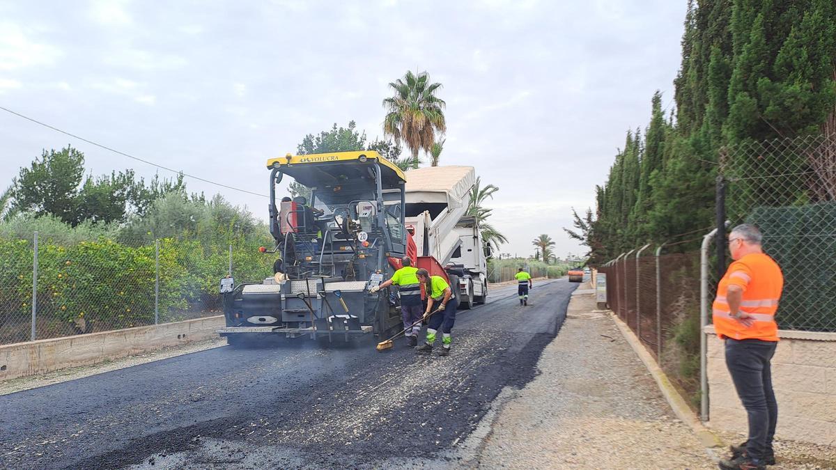 Trabajos de asfaltado en caminos de Elche