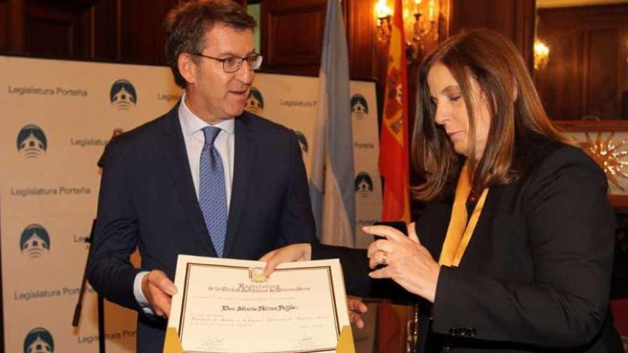 Feijóo recibe el título de huésped de honor de la vicepresidenta de la ciudad, Carmen Polledo. // FdV