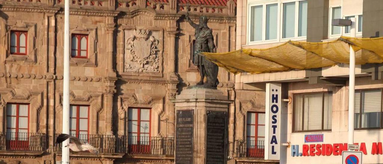 Turistas paseando por Gijón.