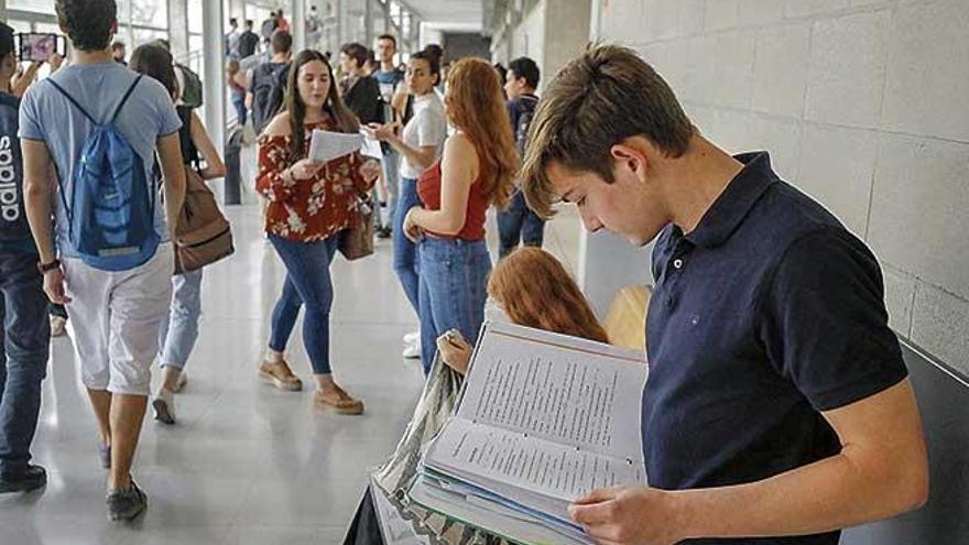 Estudiantes esperan para realizar la prueba de Selectividad en la UIB.