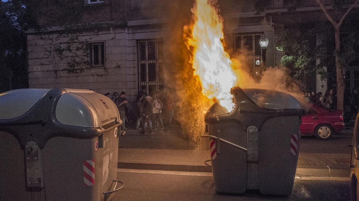 Protesta en las calles de Sants tras el desalojo de Can Vies, con contenedores como protagonistas, en mayo del 2014