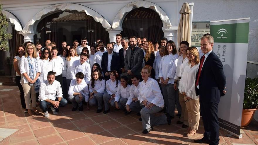 En el centro, Ruiz Espejo, Víctor Navas y Mariano Ruiz, con los alumnos matriculados en La Fonda.