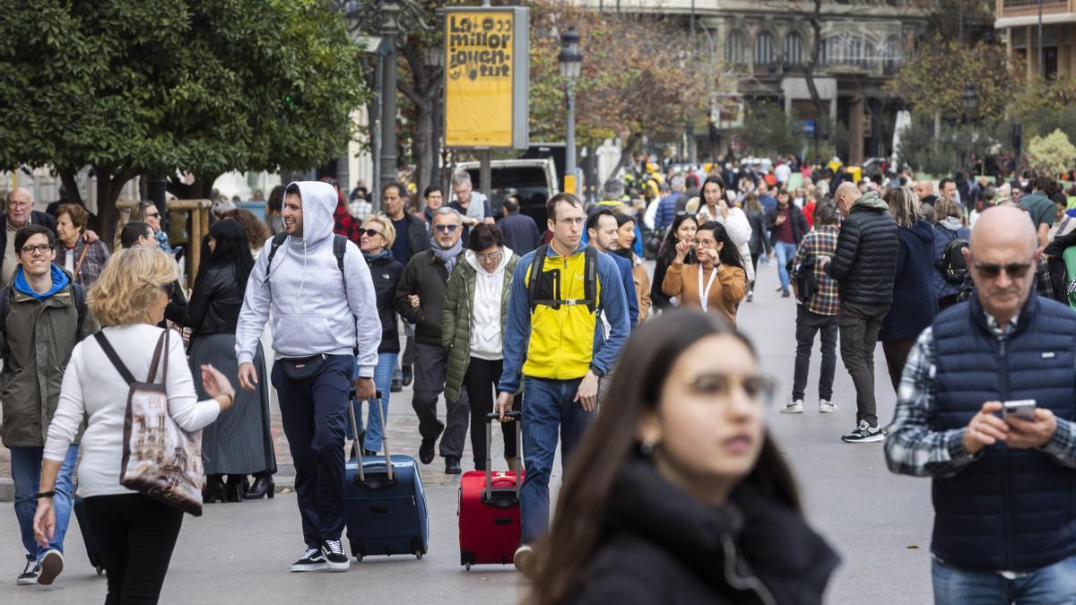 Turistas paseando con sus maletas por el centro de València esta pasada navidad