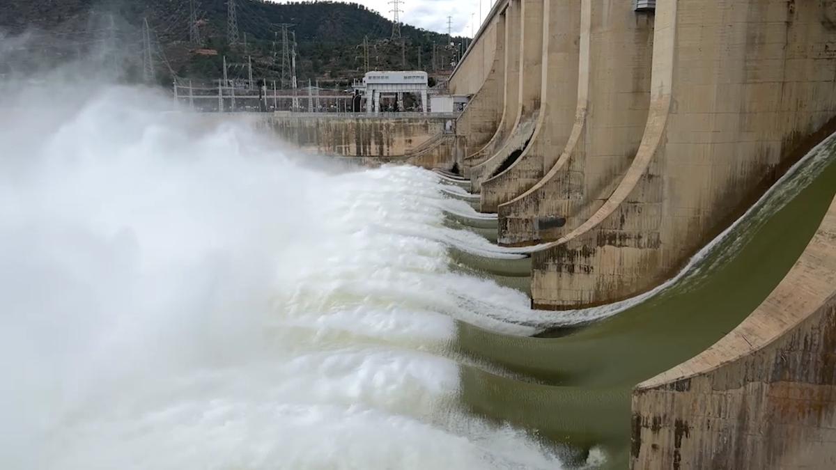 Imágenes de la apertura de compuertas en el pantano de Riba-roja d’Ebre por la crecida controlada del río.10-03-2026