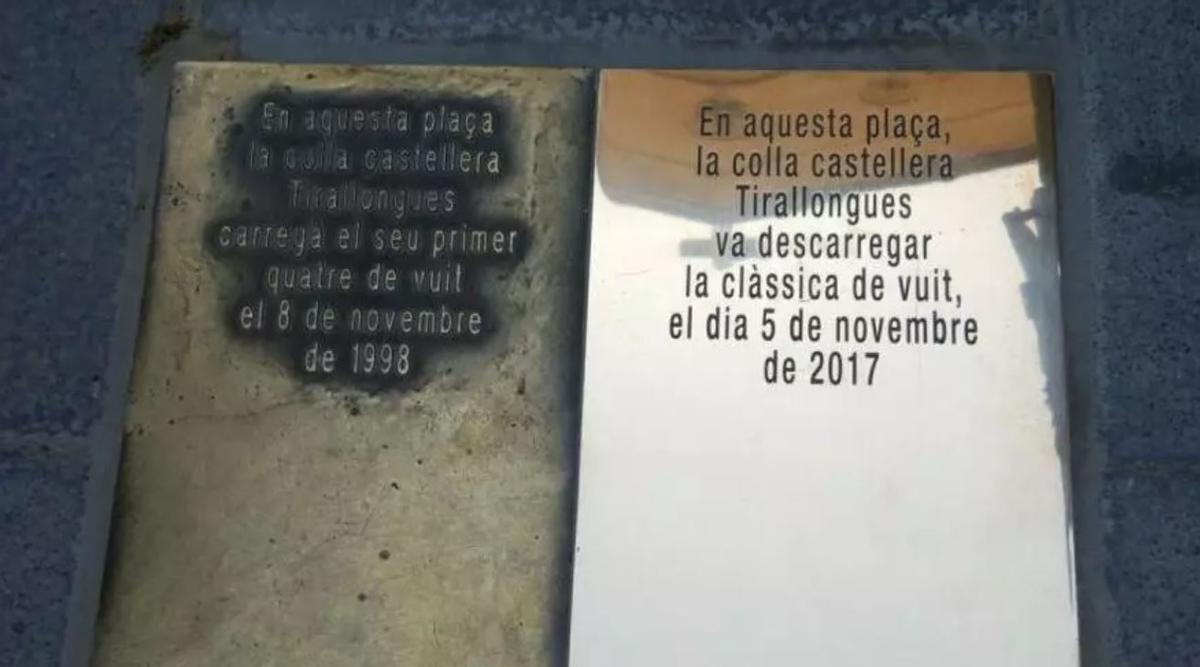 Les dues plaques dels Tirallongues que hi havia a la plaça
