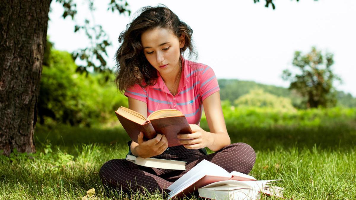 La lectura ofrece múltiples beneficios tanto en jóvenes como en adultos.