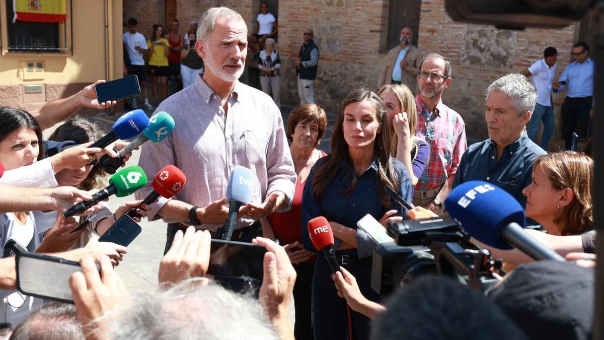 Los Reyes, durante su visita a las zonas afectadas por los incendios del pasado verano. El ministro de jornada fue Fernando Grande-Marlaska (a la derecha).
