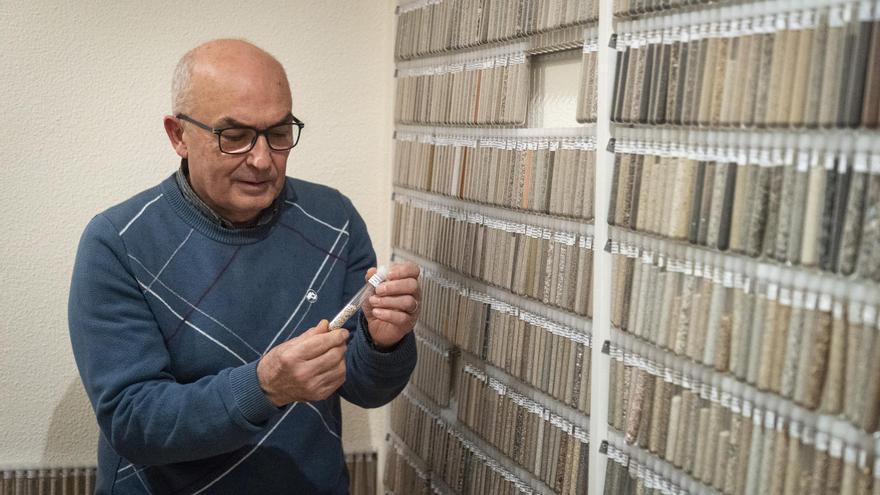 El mundo en 10.000 frascos: El mayor coleccionista de arena es de Castellón