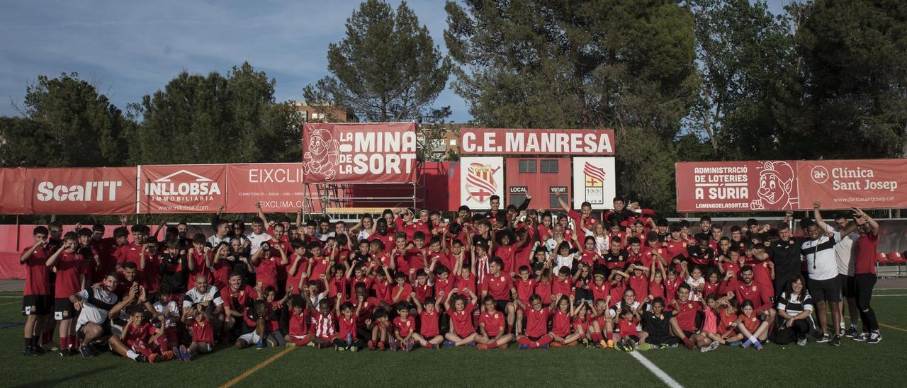 Els jugadors i les jugadores de set equips formatius de l’entitat van posar amb els futbolistes del primer equip per promocionar la campanya