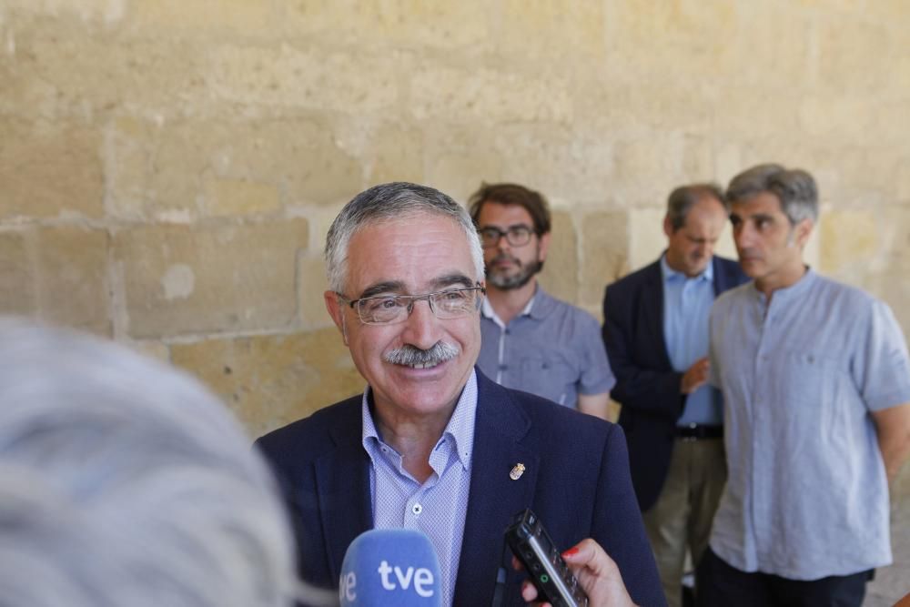 Cientos de personas despiden a Gustavo Bueno en su ciudad natal, Santo Domingo de la Calzada, en La Rioja