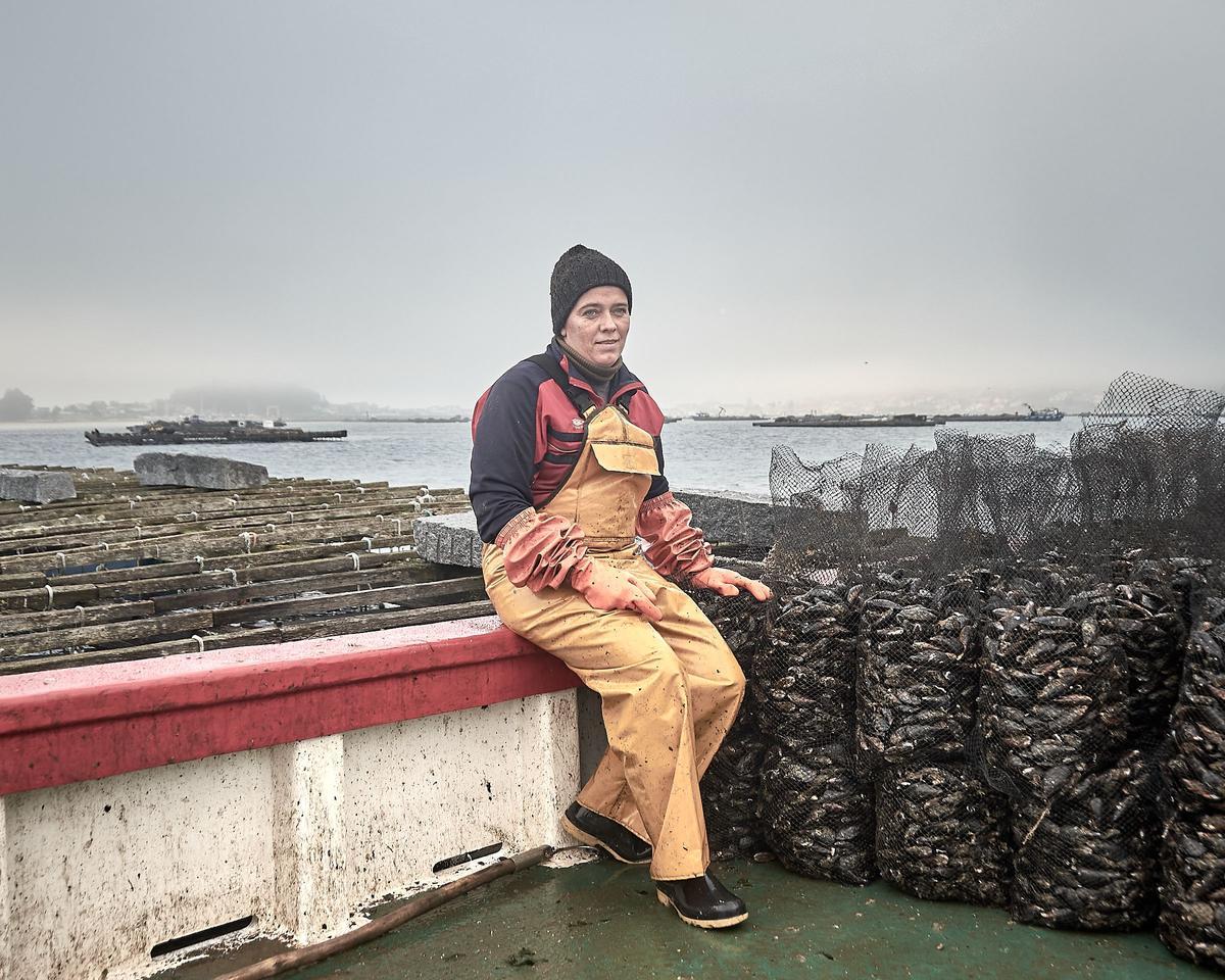 Las mujeres bateeiras de Arousa en el libro "La mujer y la mar", de Laura Prego y Raimon Moreno.