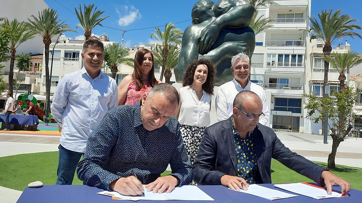 El momento de la firma del pacto en Altea el pasado miércoles.